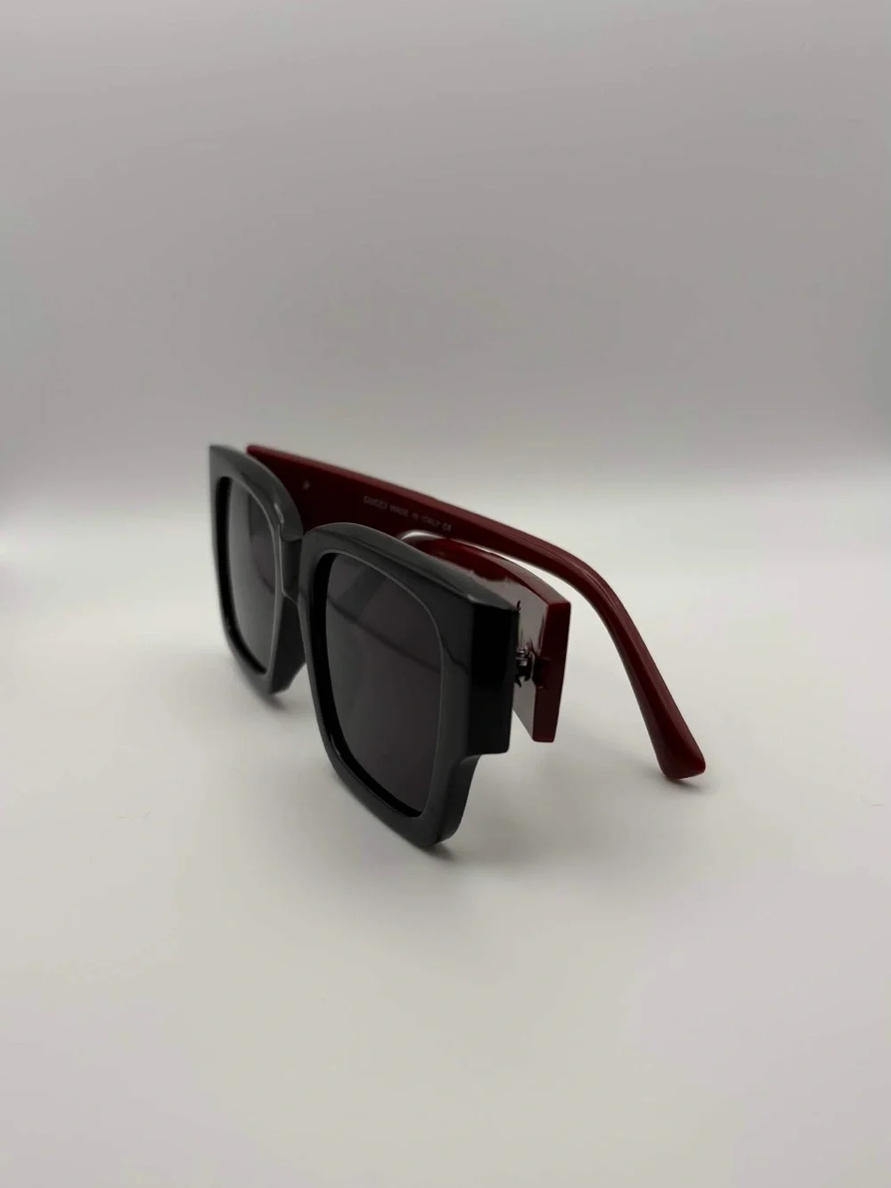 Gucci Black Front Red Temples Sunglasses with Gold GG Excellent Condition